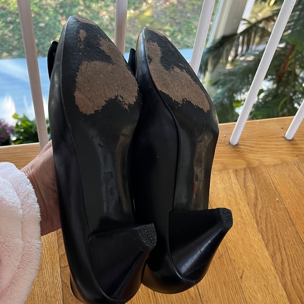 Gucci Black Leather Pumps with Bow Accent Perfect Vintage Condition - Picture 9 of 11